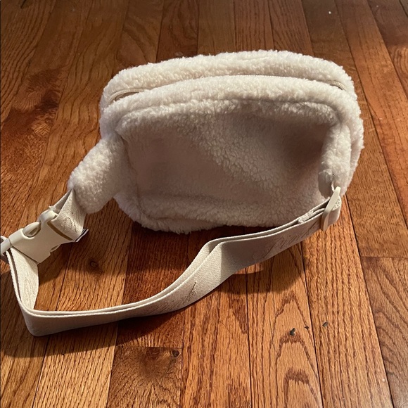 PINK Victoria's Secret Cream Sherpa Fanny Pack - Picture 8 of 8